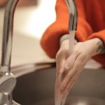 Miękka woda bez mitów: kiedy zmiękczacz ma sens i ile na nim zyskasz?