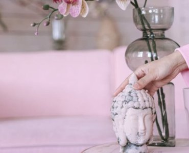 Król salonu czy wierny pomocnik? Jak wybrać między ławą a stolikiem pomocniczym