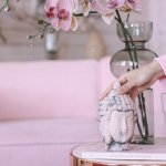 Król salonu czy wierny pomocnik? Jak wybrać między ławą a stolikiem pomocniczym