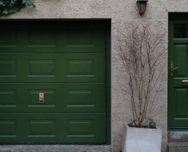 Cicha, ciepła i bezpieczna: przewodnik po wyborze idealnej bramy garażowej