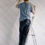 Zero pęcherzy, maksimum efektu: tapetowanie jak u profesjonalisty