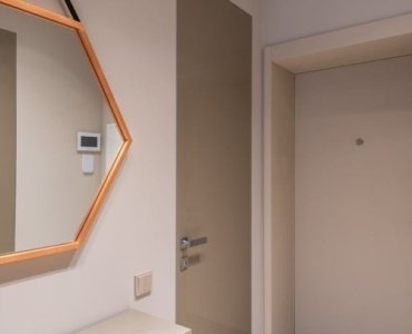 Lustrzane triki na wielki efekt: które zwierciadła optycznie otworzą małe wnętrze?