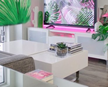 Mały salon, zero bałaganu: 17 pomysłów na schowki, które nie zabierają miejsca