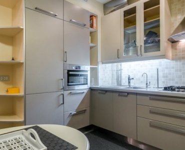 Nie tylko płytki! 15 pomysłów na ścianę między szafkami, które odmienią Twoją kuchnię