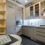 Nie tylko płytki! 15 pomysłów na ścianę między szafkami, które odmienią Twoją kuchnię