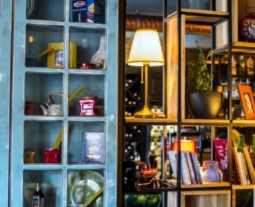 Witryna do salonu bez pudła: jak wybrać mebel, który podkreśli styl i uporządkuje wnętrze