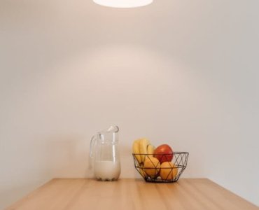 Olśnij przy stole: jak wybrać lampę, która tworzy klimat i podkreśla styl wnętrza