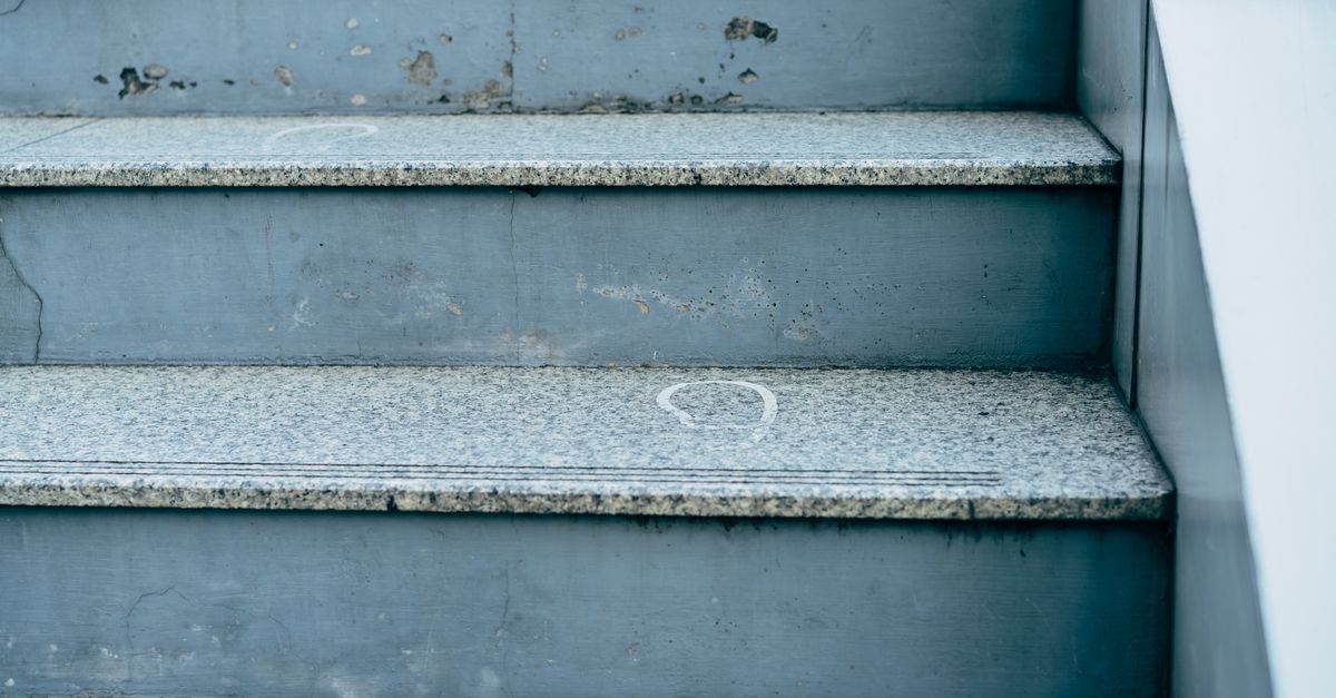 Od surowych do stylowych: efektowne i trwałe wykończenie schodów betonowych krok po kroku