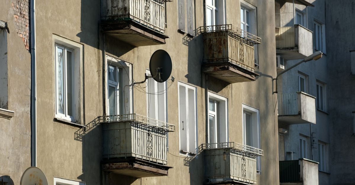 Koniec z przeciągami: proste sposoby na szczelne drzwi balkonowe i niższe rachunki